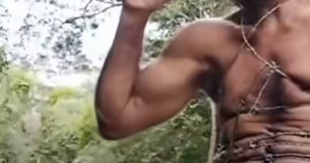 Homem enrolado com arame farpado no corpo abraça cacto e deixa web assustada