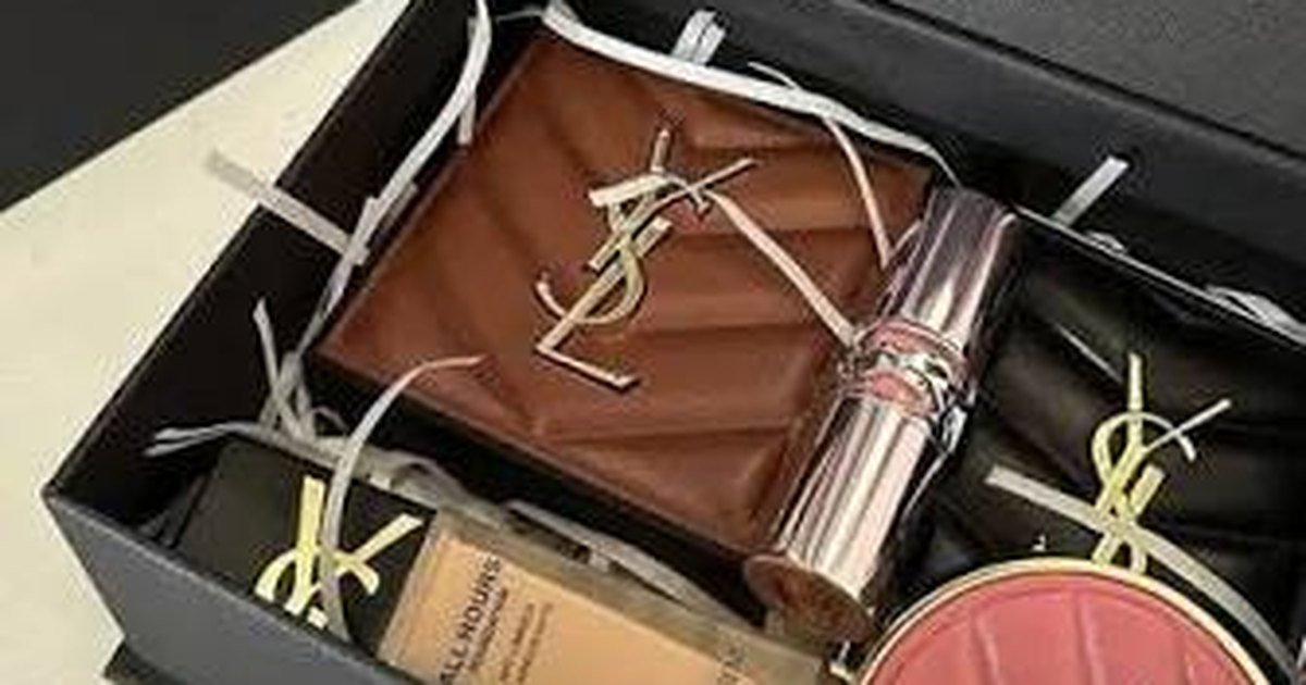 Homem ganha kit de luxo da YSL e presenteia colega de trabalho