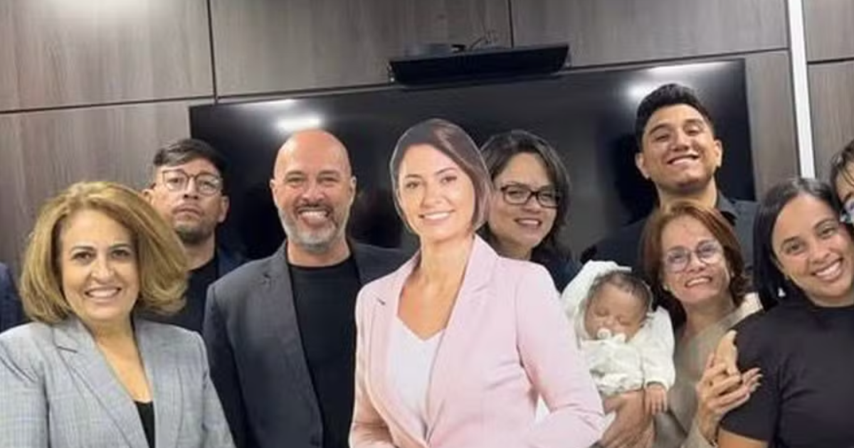 PL Mulher faz homenagem para Michelle Bolsonaro com boneca de papelão em tamanho real: “Líder de Verdade”