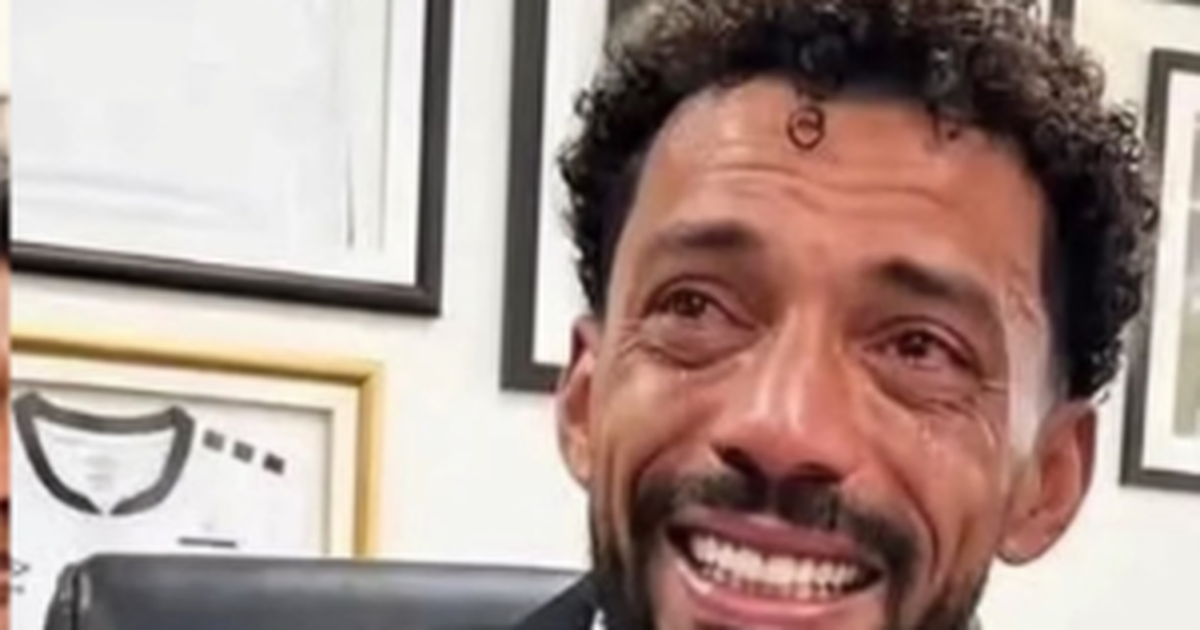 Vozinha se emociona durante assinatura de contrato com o Colo-Colo e receberá cerca de R$ 250 mil por mês