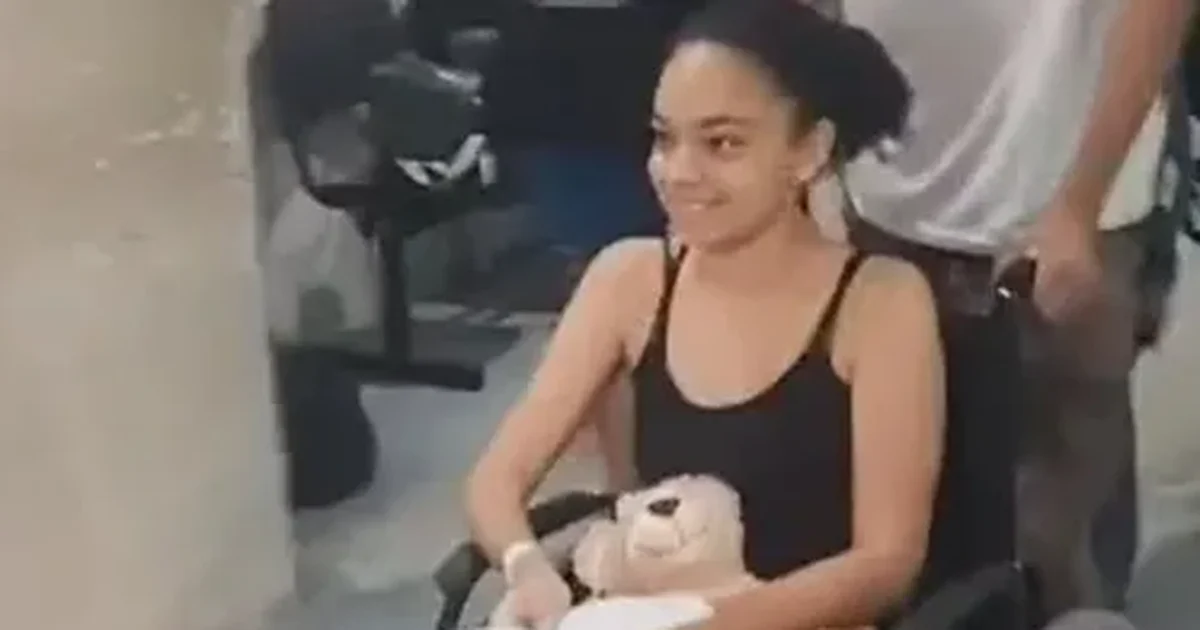 Jovem que perdeu a perna após ataque de tubarão recebe alta depois de 40 dias internada