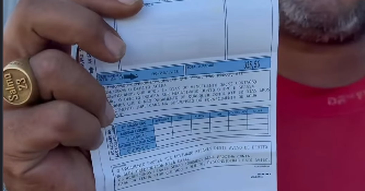 Conta não fecha: morador de Arapiraca vende chicletes na feira de Craíbas para poder pagar conta de água