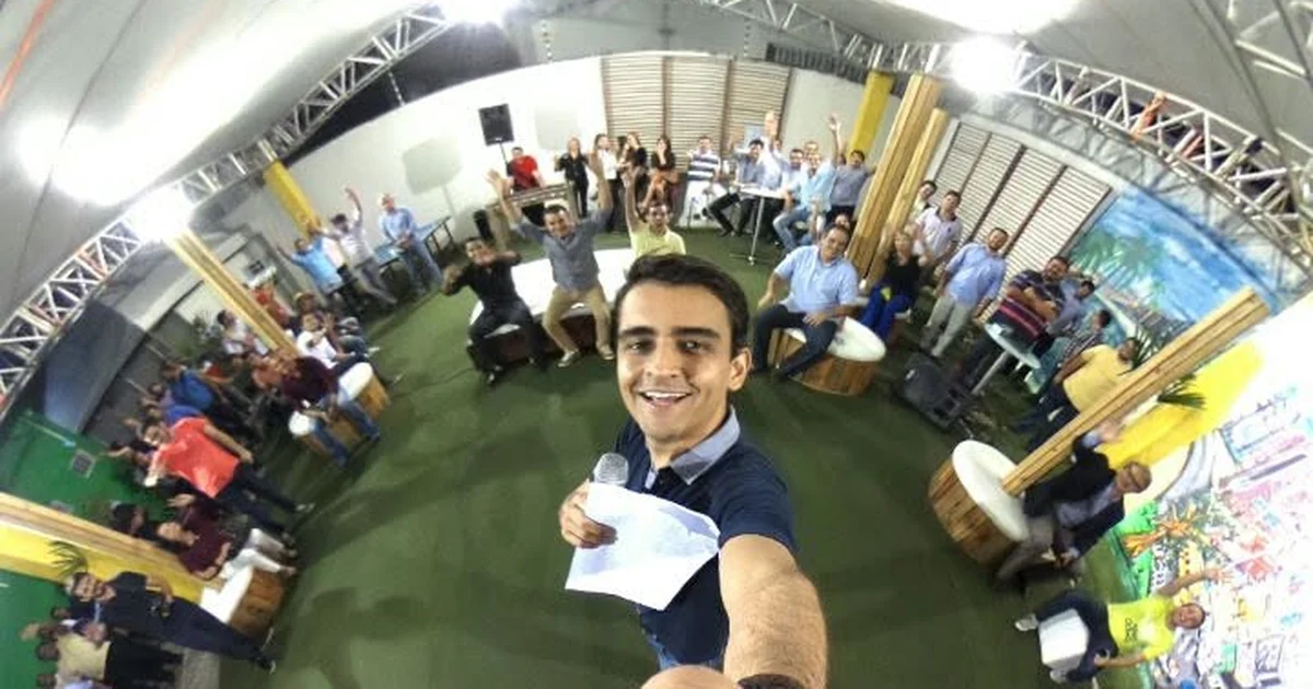 Renan Filho usa formato lançado por JHC há dez anos para fazer escutas populares