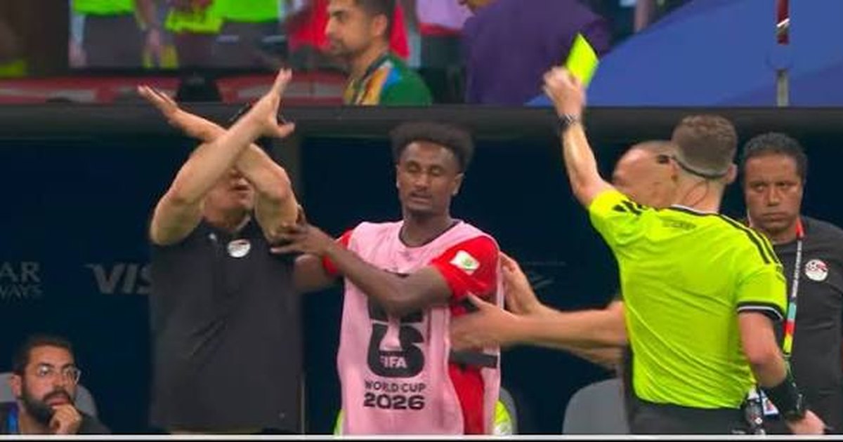 Técnico do Egito denuncia racismo durante jogo e acaba punido com cartão amarelo