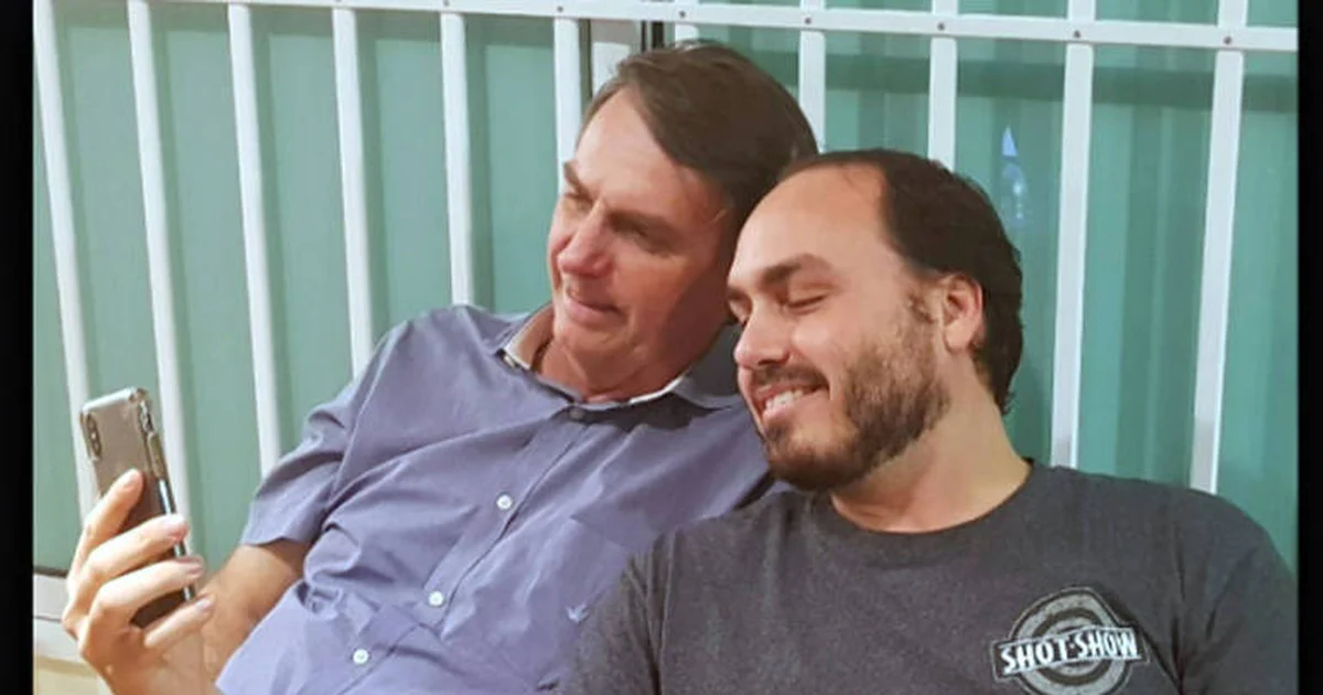Carlos visita Jair Bolsonaro em prisão domiciliar: “Ele está ciente de tudo”