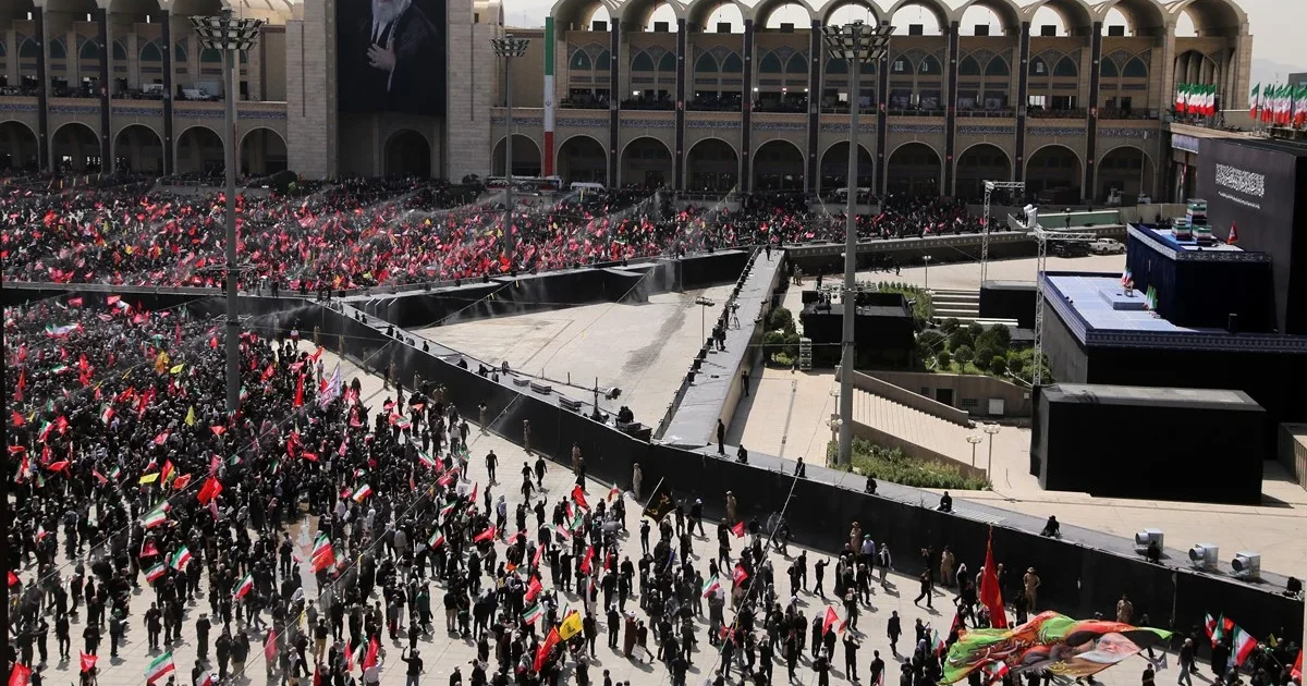 Multidão e clamor por vingança contra Estados Unidos e Israel marcam em funeral do líder supremo do Irã