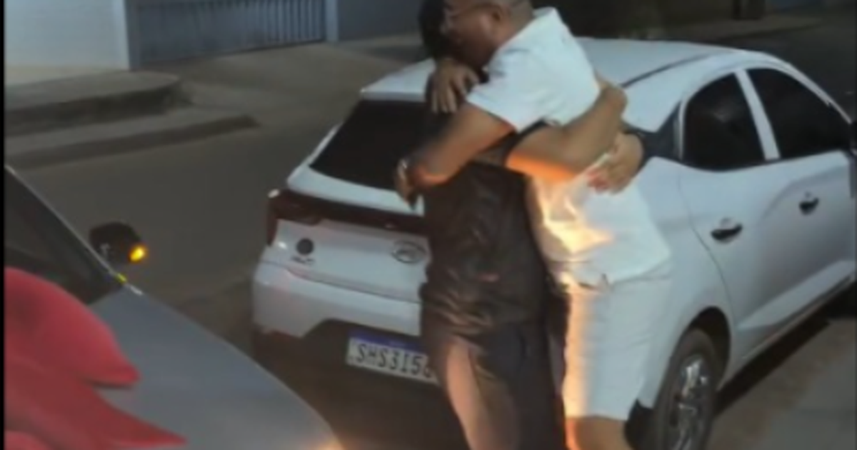 Jovem alagoano se emociona ao ganhar carro dos sonhos em surpresa preparada pela família