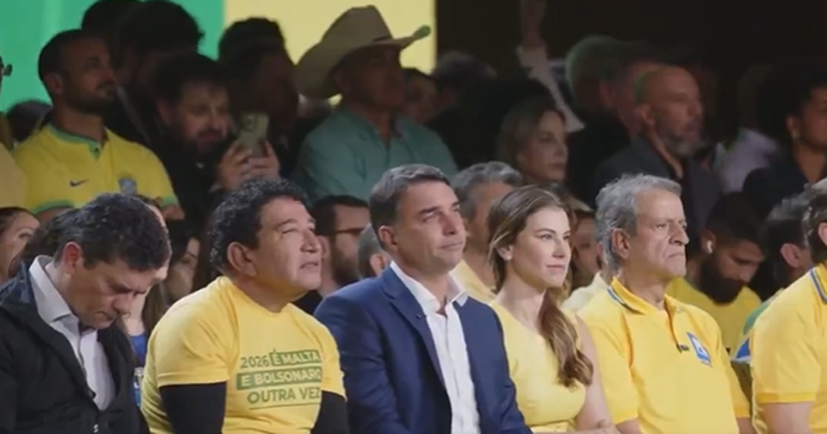 Flávio Bolsonaro se emociona com homenagem de Carlos Bolsonaro em Convenção Nacional do PL