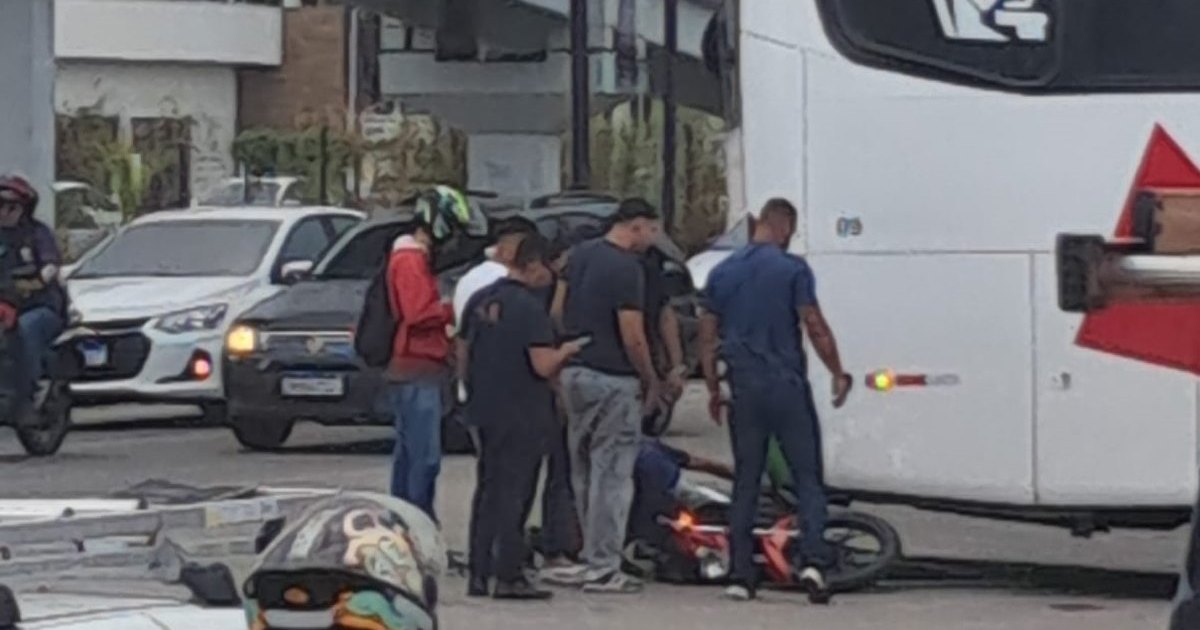 Moto e ônibus colidem na saída da Ufal e causam lentidão no trânsito em Maceió