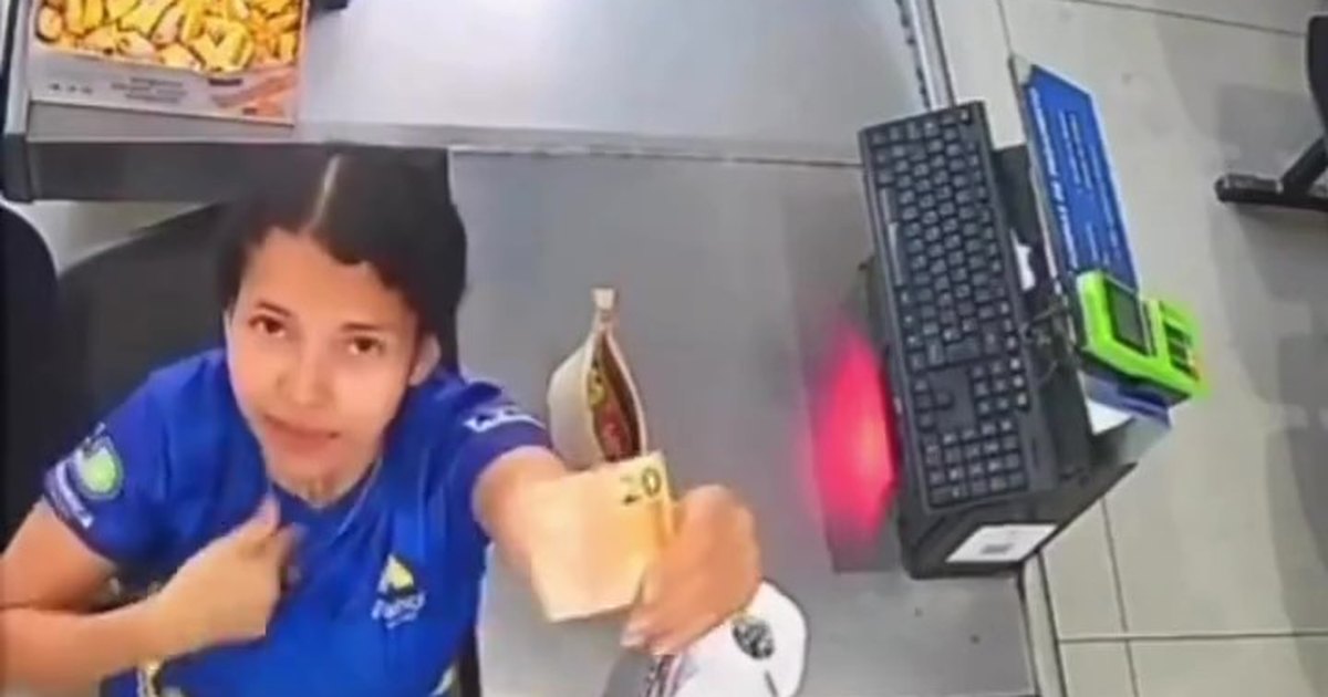 Funcionária viraliza ao mostrar que pagou por papel higiênico no supermercado