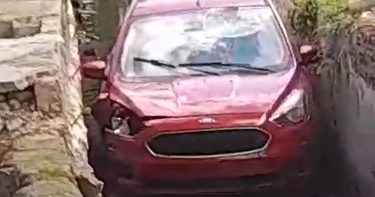 Motorista escapa após carro cair em córrego durante tentativa de assalto na Levada