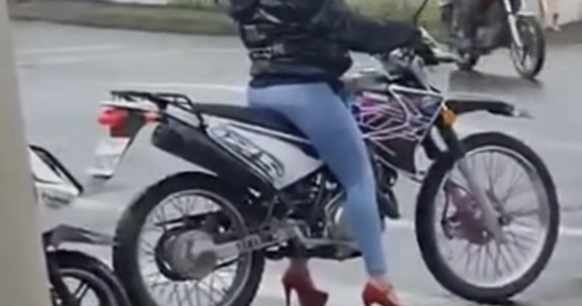 Mulher de salto alto fino pilotando moto chama atenção e viraliza nas redes sociais