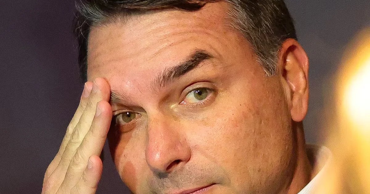 Patrimônio de Flávio Bolsonaro inclui Mercedes de R$ 427 mil registrada em nome de escritório