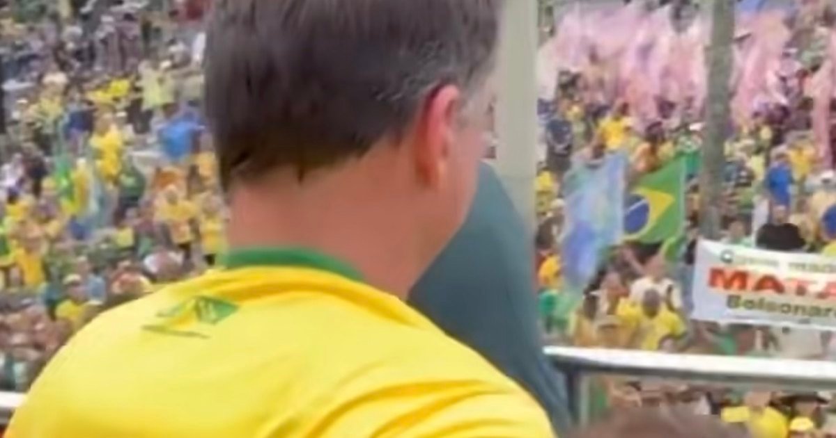 Ao lado de esposa, Flávio Bolsonaro acena para apoiadores