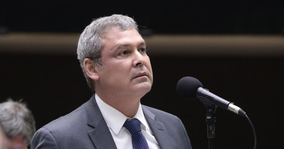 Lindbergh diz que Flávio e Eduardo Bolsonaro “devem estar em festa” após EUA revogarem visto de embaixadora
