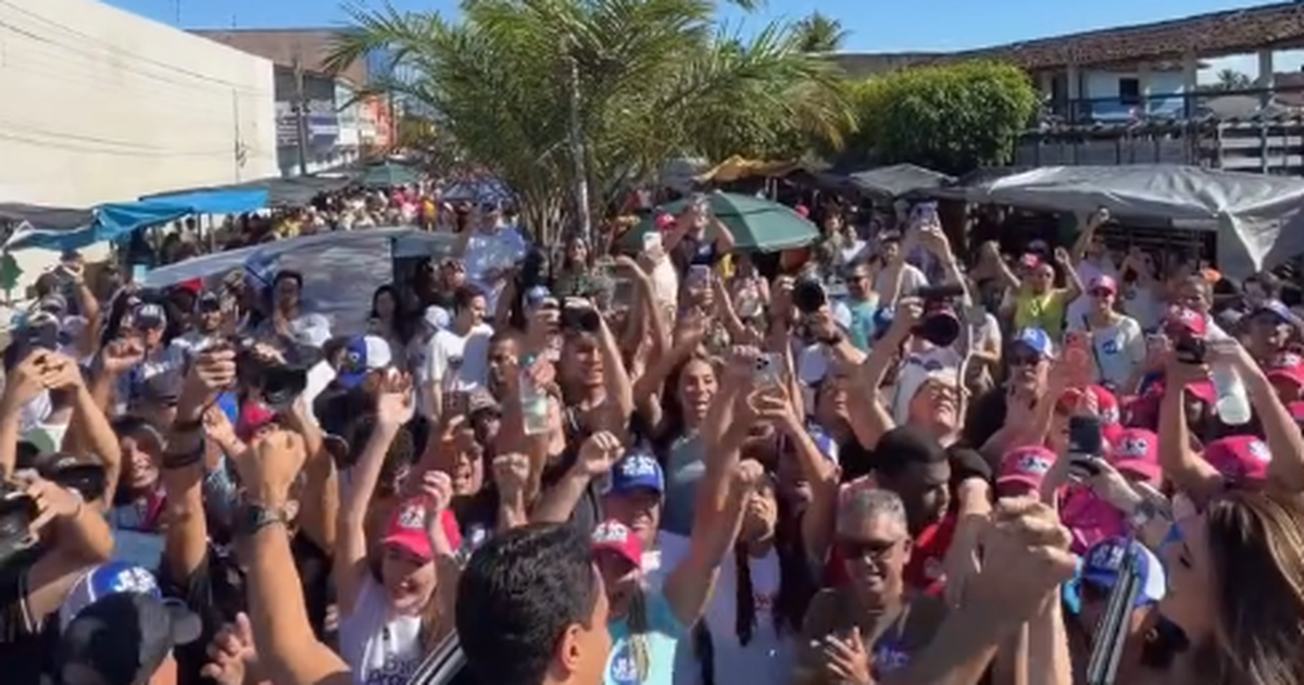 JHC é recebido por multidão em Teotônio Vilela e segue para caminhada na feira livre