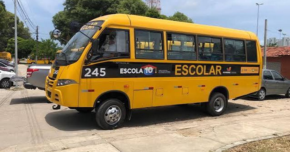 Ônibus escolar fica sem combustível e alunos da EJA precisam voltar para casa a pé em Cajueiro