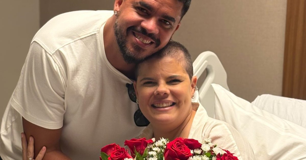 Homem surpreende esposa em tratamento contra o câncer com homenagem emocionante em hospital
