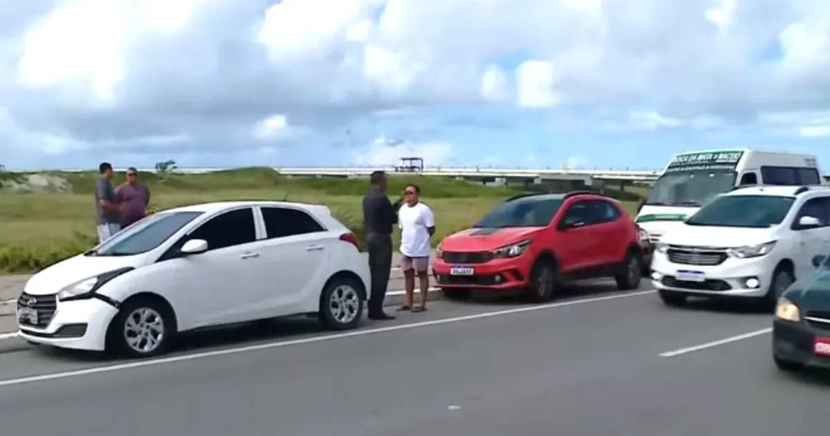 Quatro veículos se envolvem em engavetamento na Praia da Avenida, em Maceió