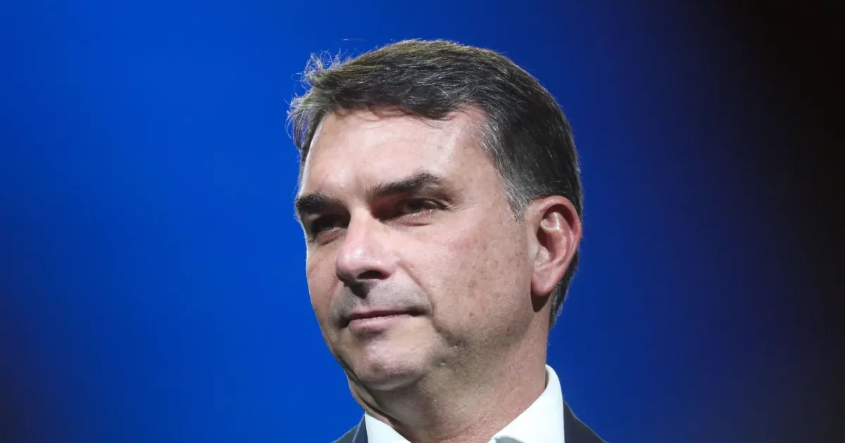 Flávio Bolsonaro diz que aceitará resultado das urnas e defende trabalho para presos
