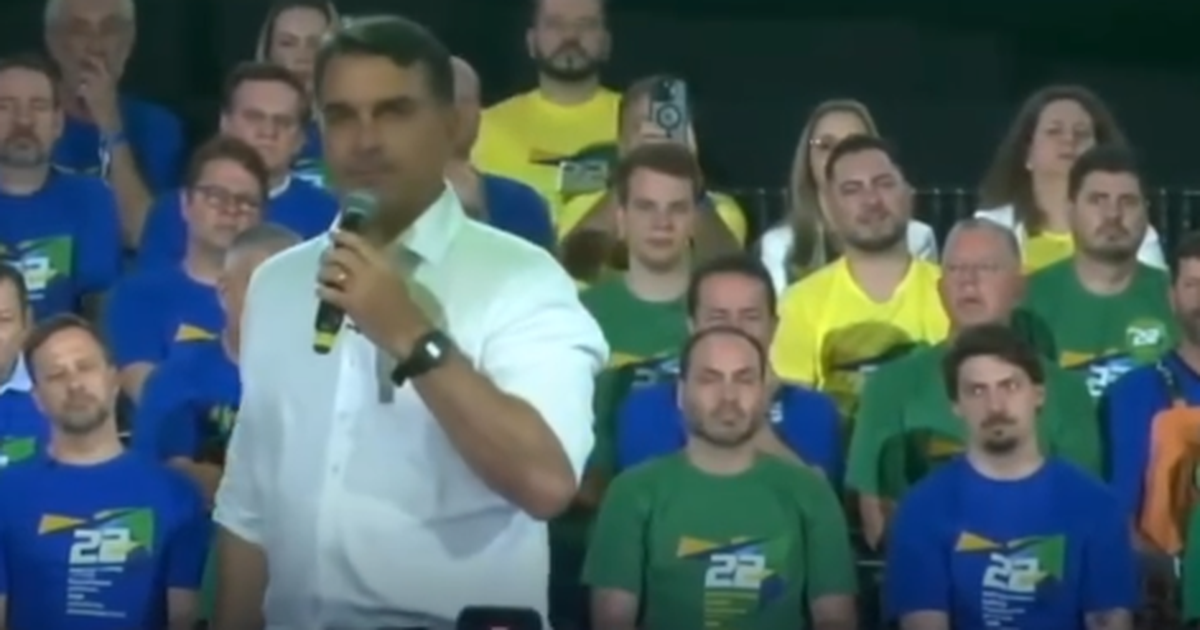 Flávio Bolsonaro chama Lula de “projeto de ditador” e promete derrotá-lo nas eleições