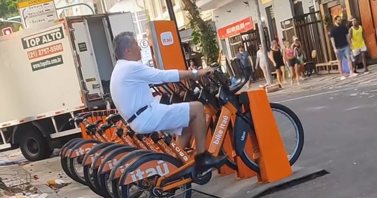 Gringo viraliza ao usar bicicleta compartilhada como aparelho de academia em Copacabana