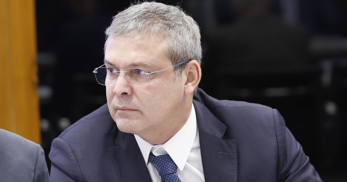 Lindbergh diz que governo acerta ao reagir a tarifaço dos EUA: “parabéns Lula”