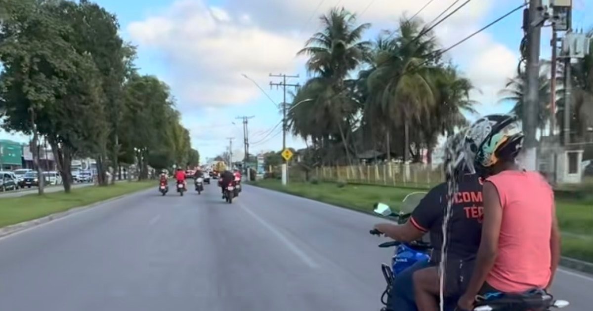“Guerra de água” no trânsito: influencer alagoano surpreende passageiros de moto