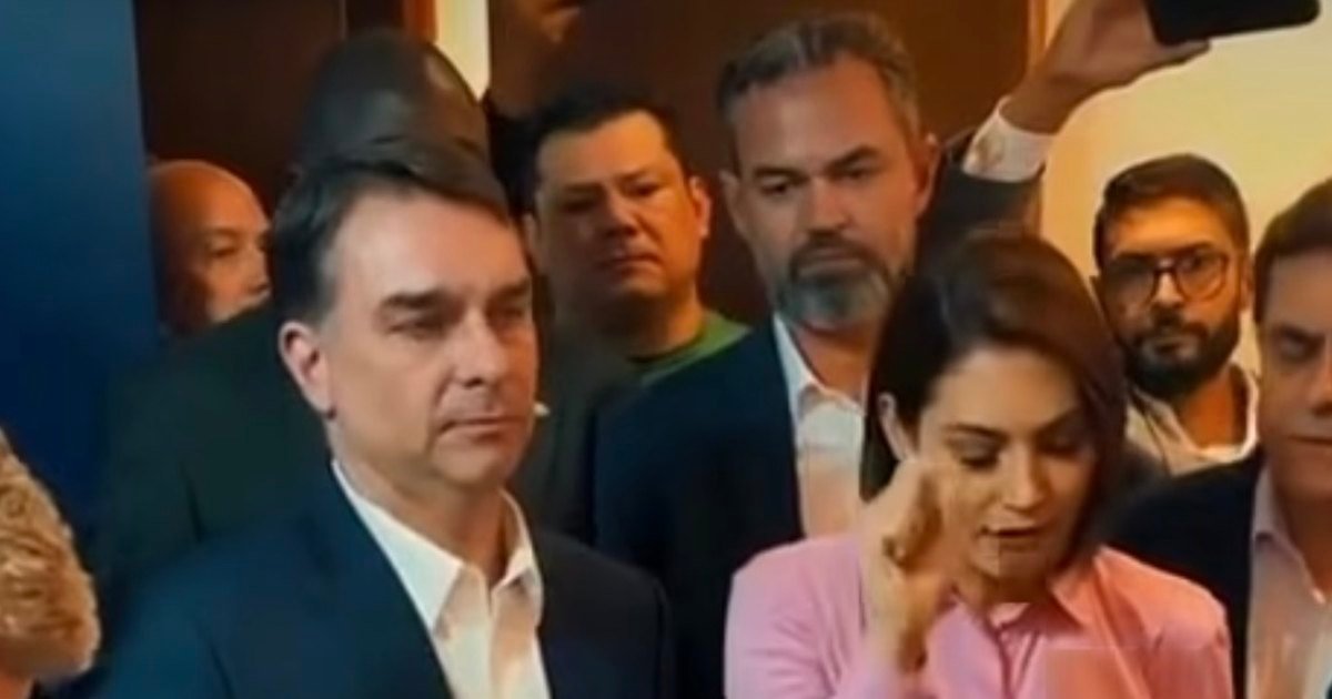 Michelle e Flávio Bolsonaro realizam oração durante encontro do PL com pré- candidatos ao Senado