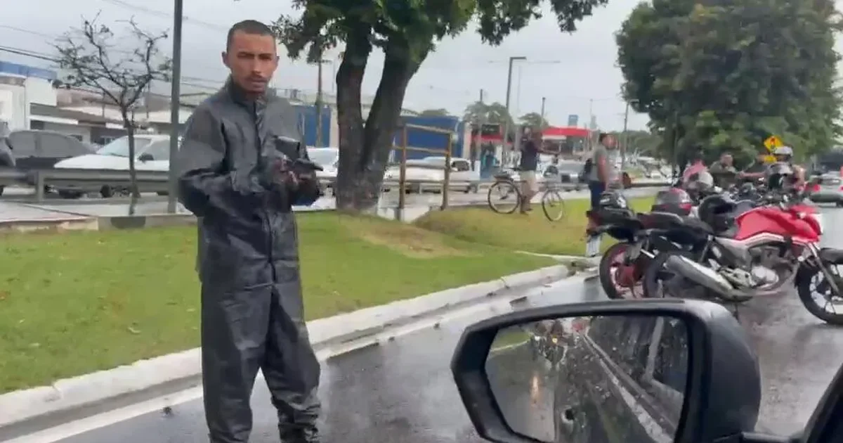 Motociclista sofre queda após ser fechado por veículo na Durval de Góes Monteiro
