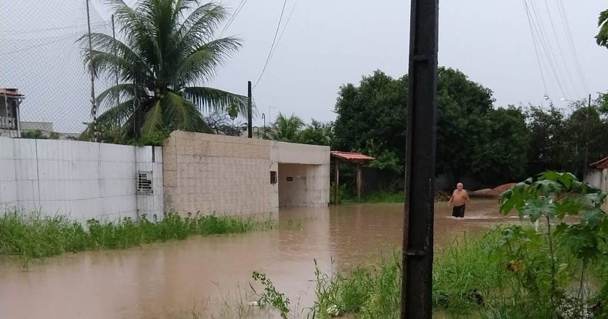 Chuva forte provoca alagamentos na Praia do Francês, em Marechal Deodoro