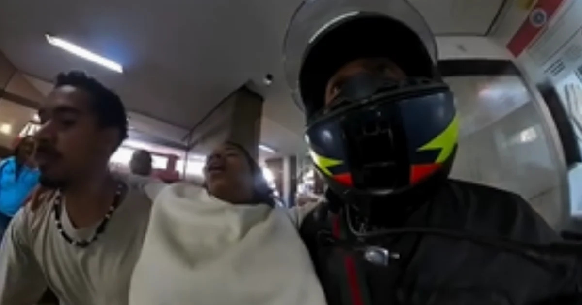 Ato de solidariedade: Motociclistas abrem caminho no trânsito para socorrer mulher