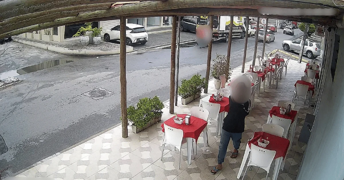 Dupla invade restaurante, rende funcionários e foge com dinheiro do caixa em Maceió