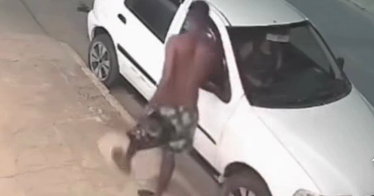 Pedestre percebe ataque e ajuda mulher a escapar de homem dentro de carro