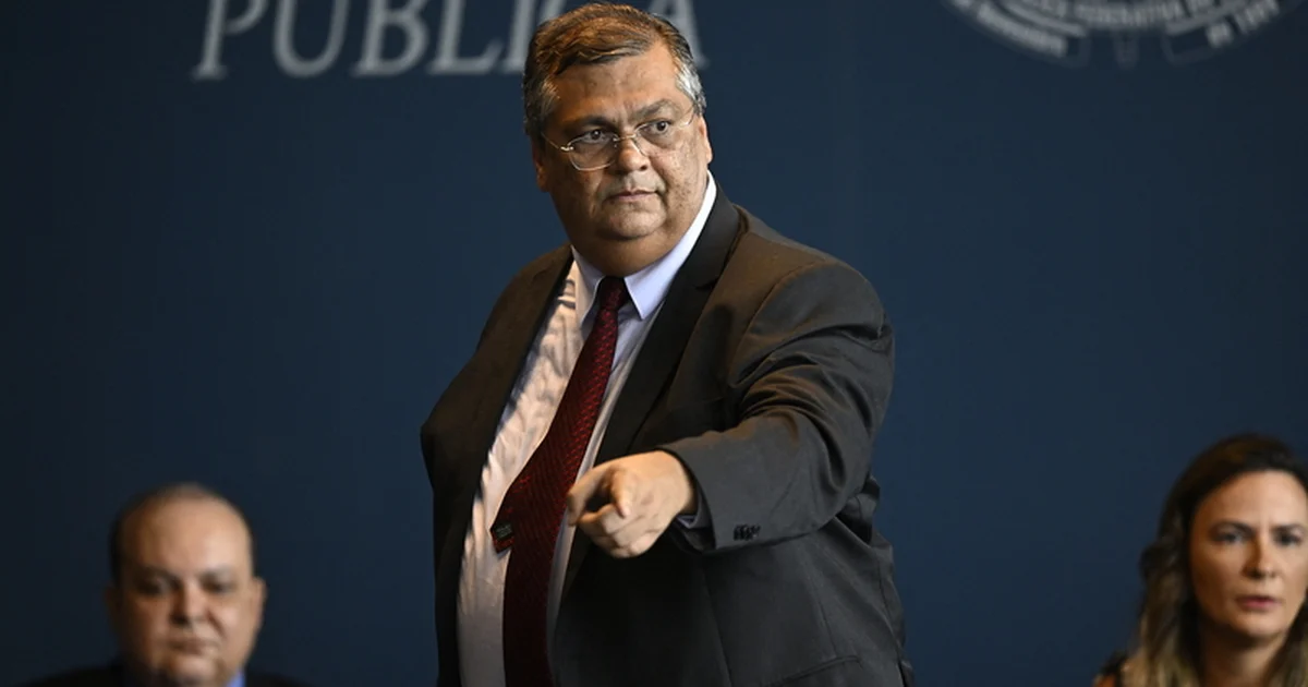 Flávio Dino manda PF analisar indícios de crimes em emendas PIX