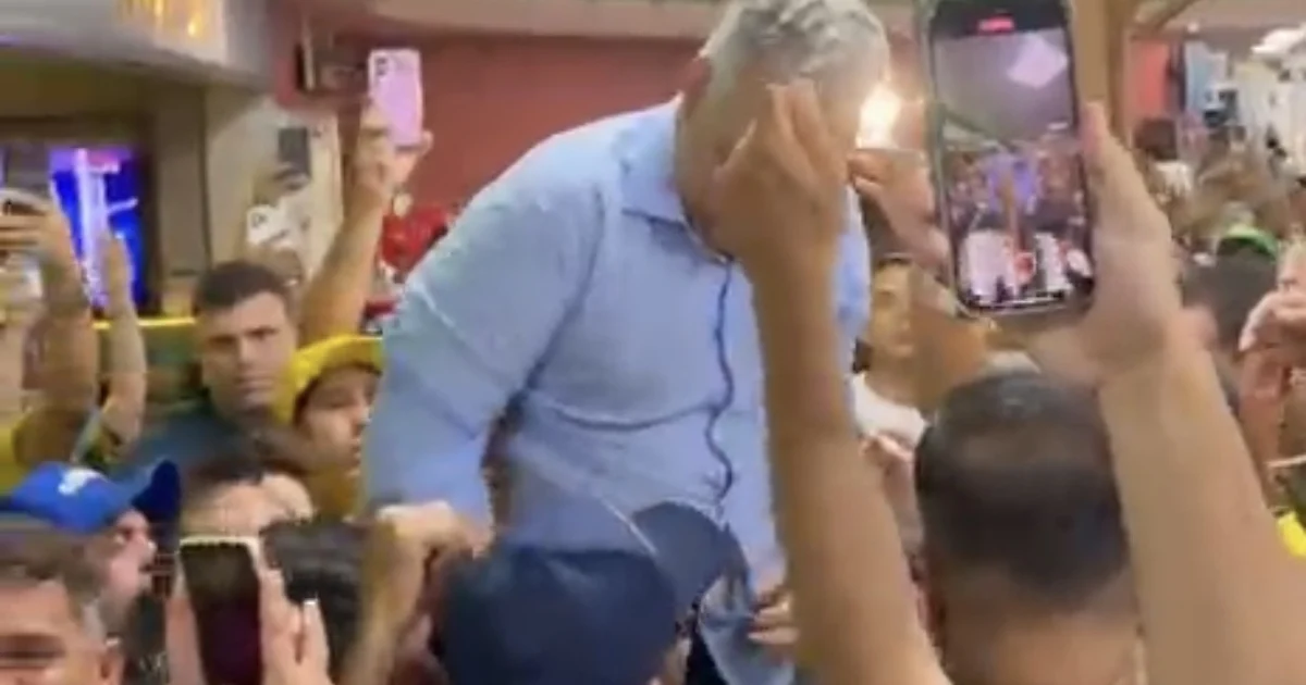 Após ser anunciado como vice de Flávio Bolsonaro, Alfredo Gaspar é recebido por apoiadores no aeroporto