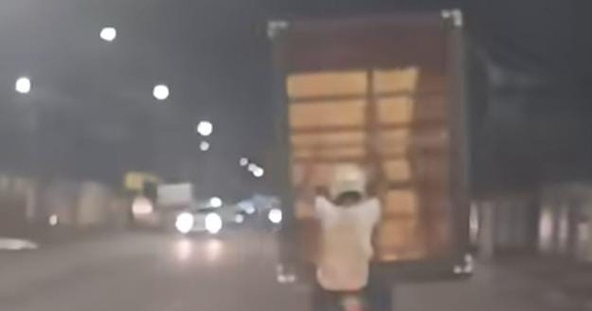 “Só acredito porque estou vendo”: homem é flagrado levando cama em cima de moto no Graciliano Ramos
