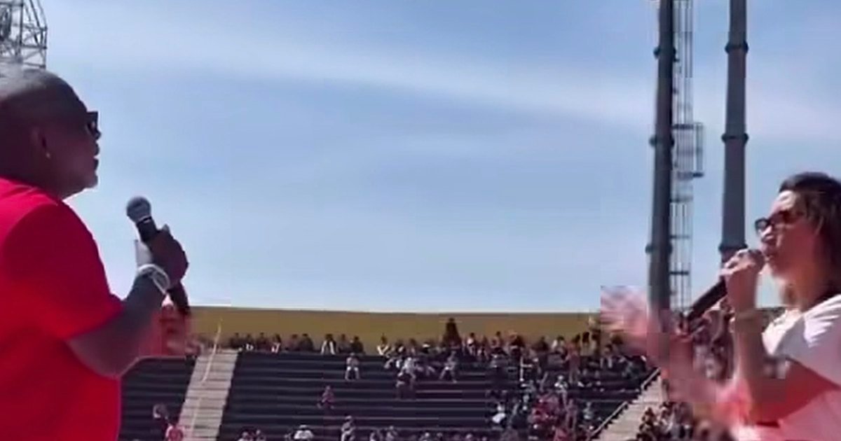Janja canta ao lado de cantor gospel em 1º evento de campanha de Lula