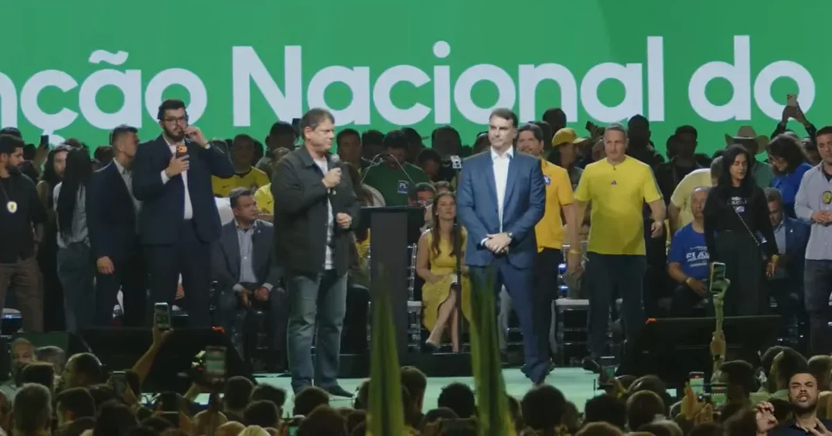 Flávio Bolsonaro deseja “melhoras” a Michelle durante convenção do PL
