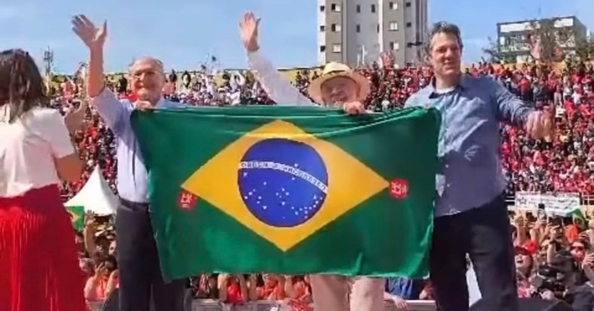 Lula, Alckmin e Haddad erguem bandeira do Brasil em primeiro ato da campanha