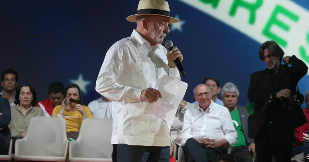 Se quiser bater na mulher, não precisa votar em mim, diz Lula em convenção