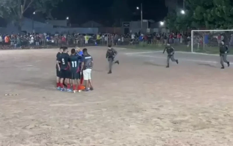 Polícia entra em campo durante partida de várzea para prender jogador procurado