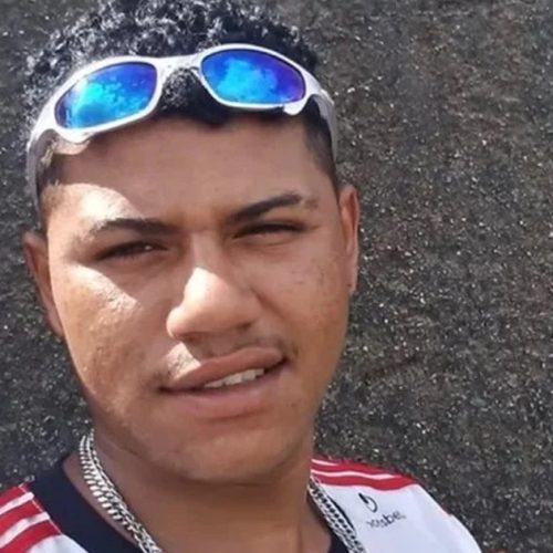 Jovem vítima de arma branca busca ajuda, mas morre ao cair ensanguentado em rua no interior de AL