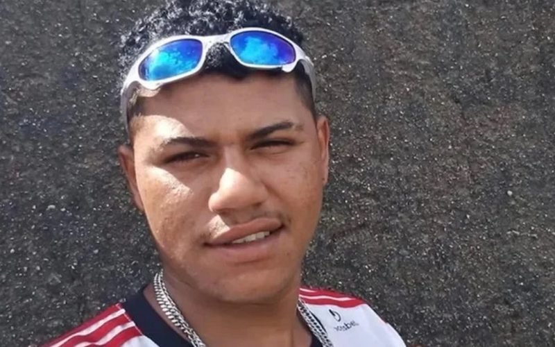 Jovem vítima de arma branca busca ajuda, mas morre ao cair ensanguentado em rua no interior de AL