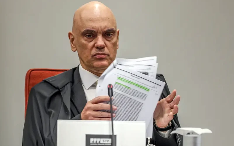 Moraes dá 24h para polícia explicar demora no retorno de Bolsonaro após exames
