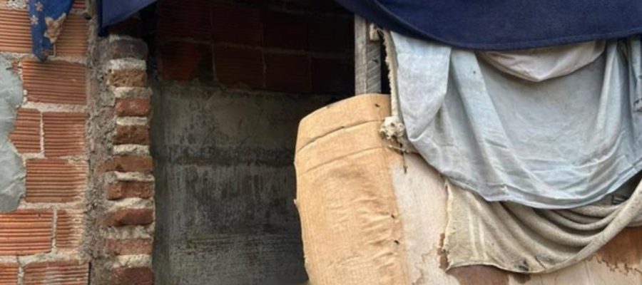 Após ser solto pela justiça, homem suspeito de manter adolescente em ‘casinha do cachorro’, é acusado de agredir a jovem; os dois fugiram da polícia