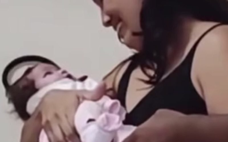 Emocionante momento marca chegada da filha adotiva oito meses após o nascimento do filho biológico