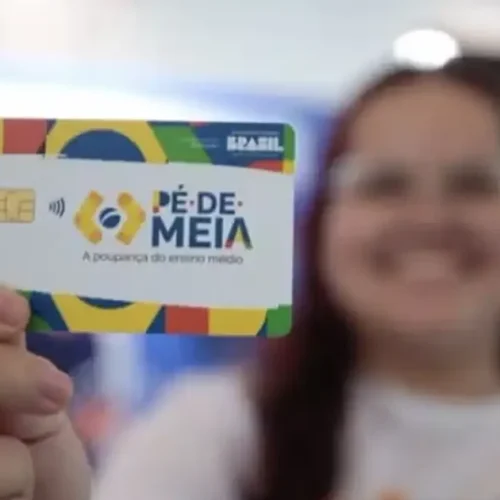 Adolescentes criticam Pé-de-Meia e acusam programa de “comprar votos”