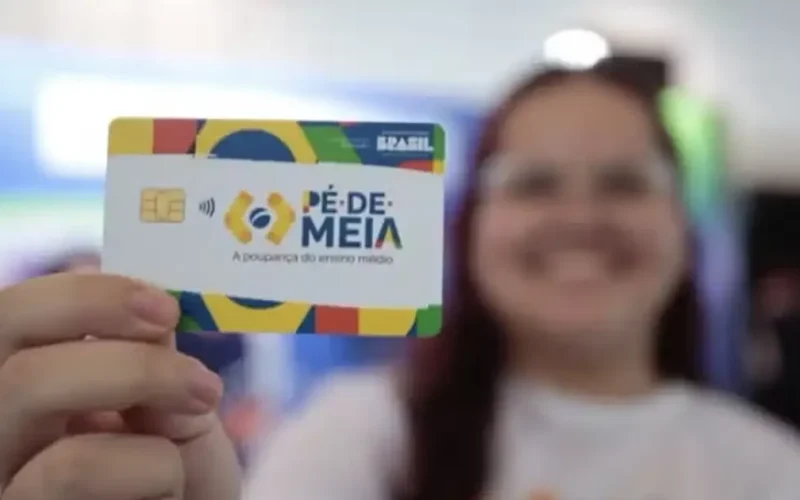 Adolescentes criticam Pé-de-Meia e acusam programa de “comprar votos”