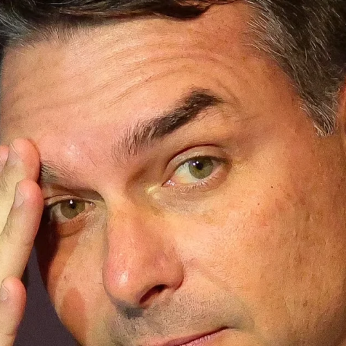 Patrimônio de Flávio Bolsonaro inclui Mercedes de R$ 427 mil registrada em nome de escritório
